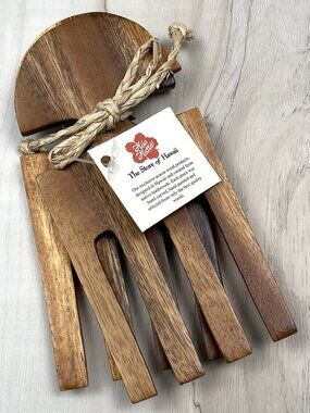 HILO HATTIE Store of Hawaii Set 2 Acacia Wood SALAD HANDS Tossers Claws NWT NEW